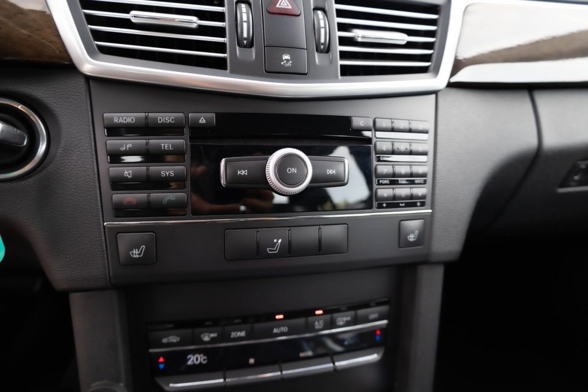 MERCEDES BENZ E200