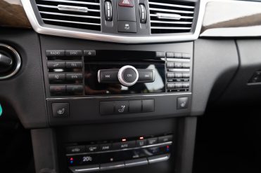 MERCEDES BENZ E200