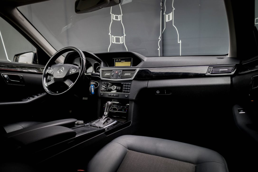 MERCEDES BENZ E200