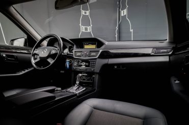 MERCEDES BENZ E200