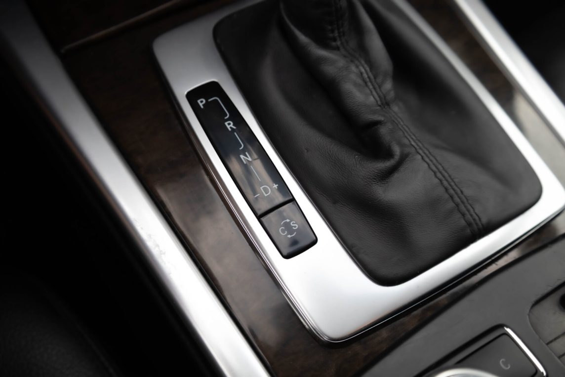 MERCEDES BENZ E200