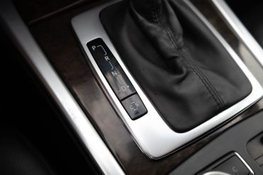 MERCEDES BENZ E200