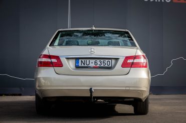 MERCEDES BENZ E200