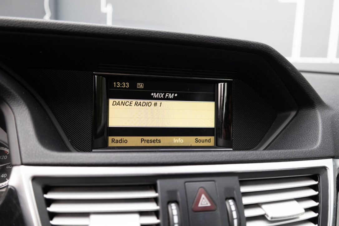 MERCEDES BENZ E200