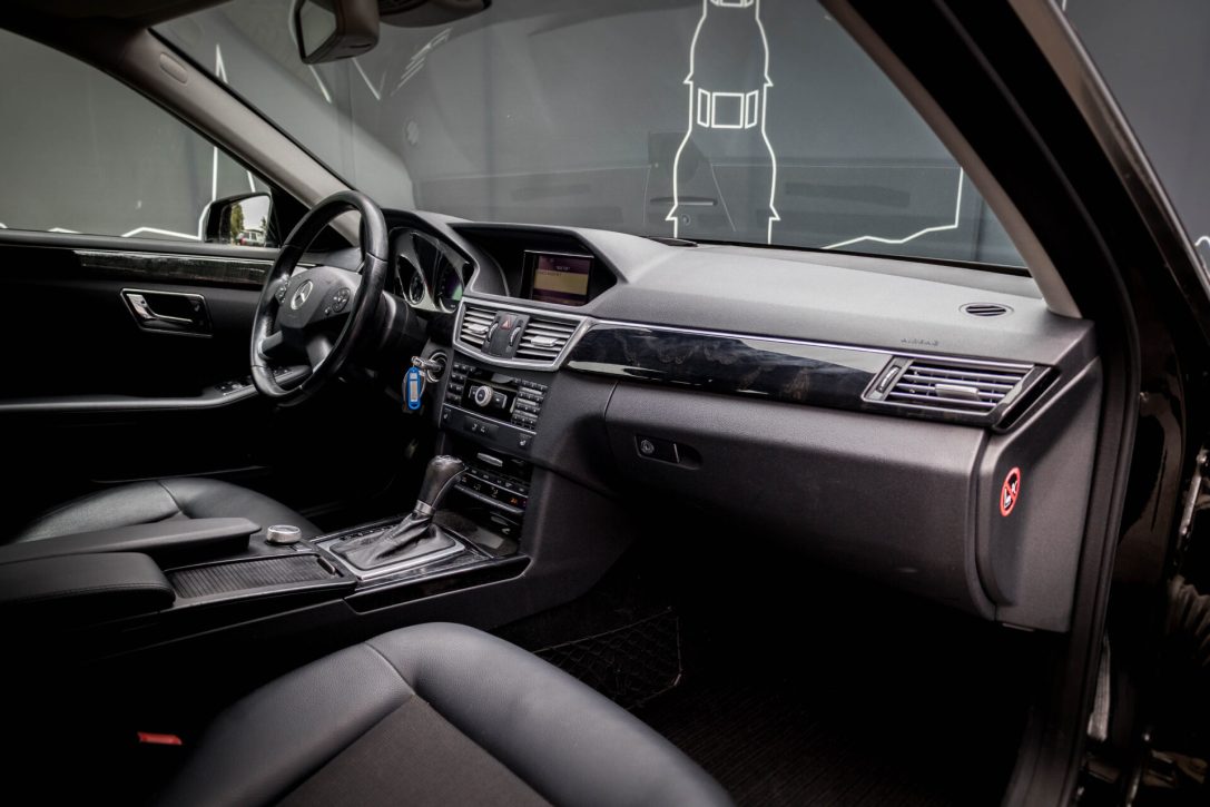MERCEDES BENZ E200