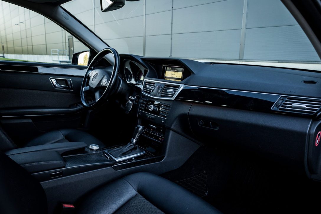 MERCEDES BENZ E200