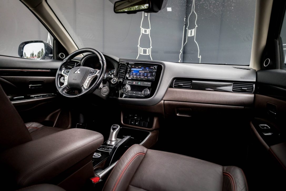 MITSUBISHI OUTLANDER