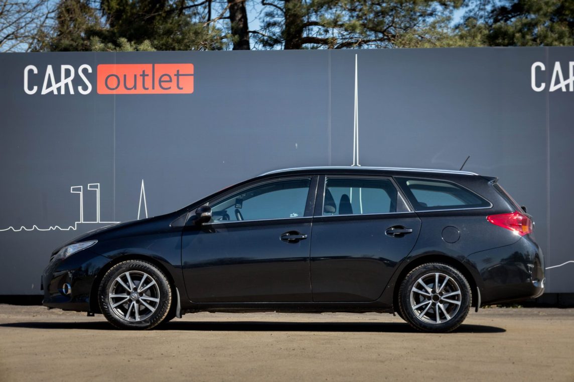 TOYOTA AURIS