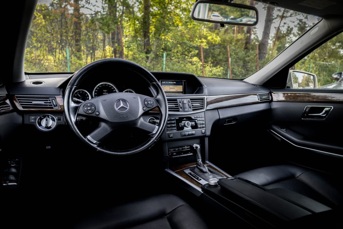 MERCEDES BENZ E200