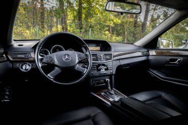 MERCEDES BENZ E200