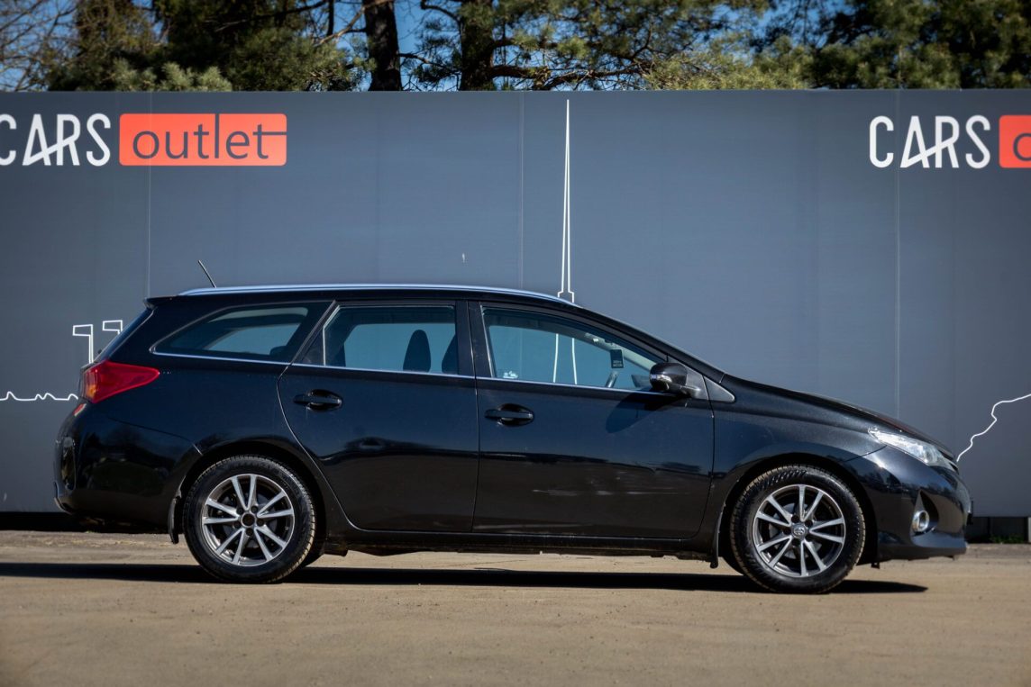 TOYOTA AURIS