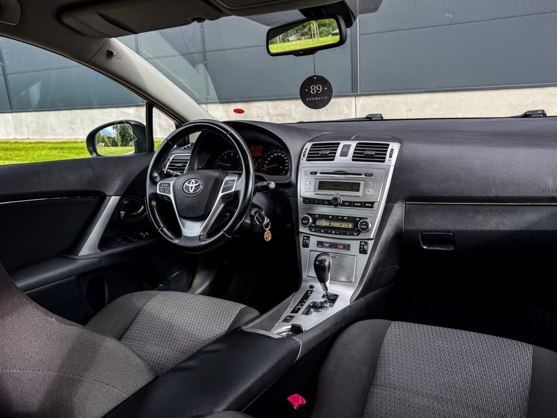 TOYOTA AVENSIS