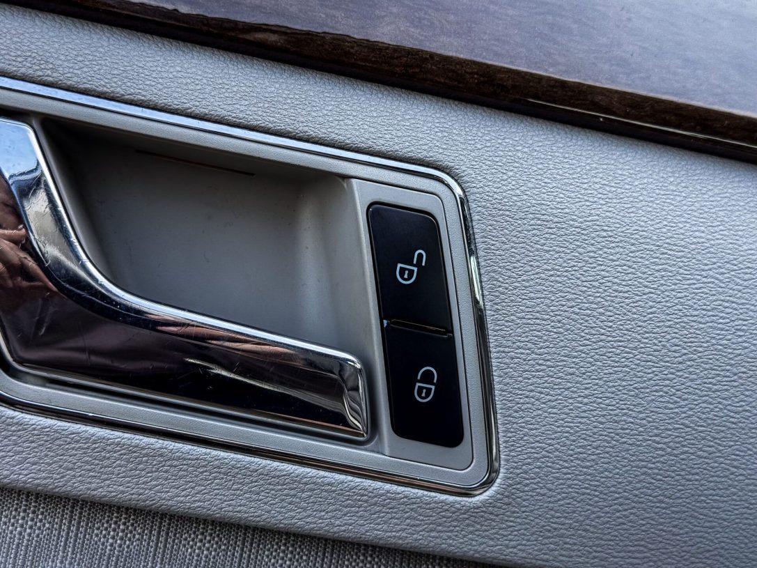 MERCEDES BENZ E220