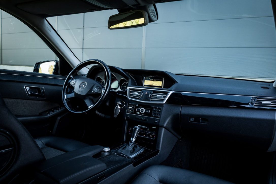 MERCEDES BENZ E200