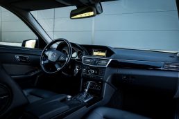 MERCEDES BENZ E200