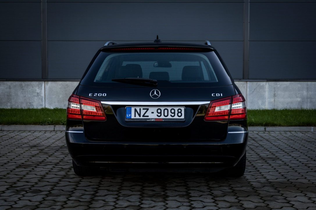 MERCEDES BENZ E200