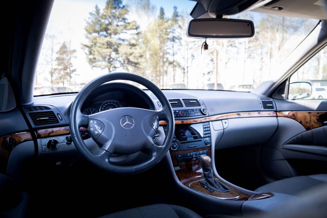 MERCEDES BENZ E270