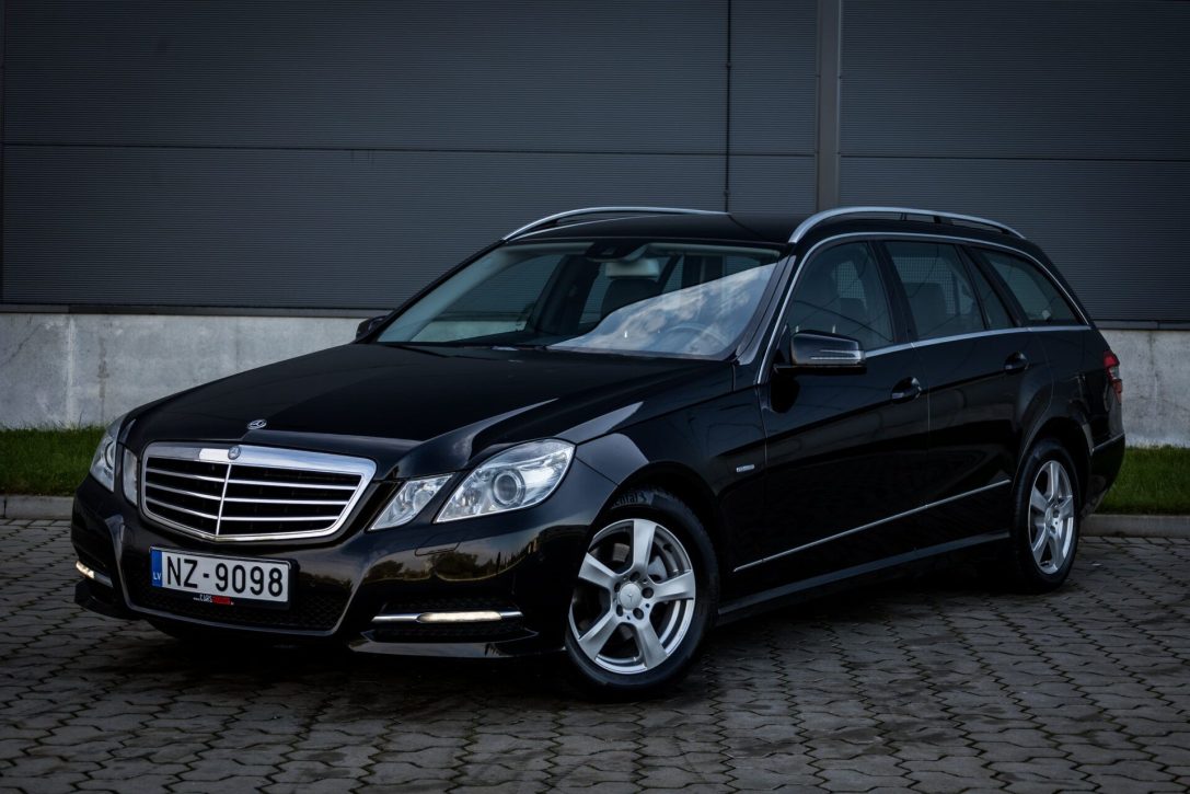 MERCEDES BENZ E200