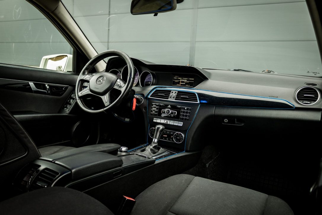 MERCEDES BENZ C220