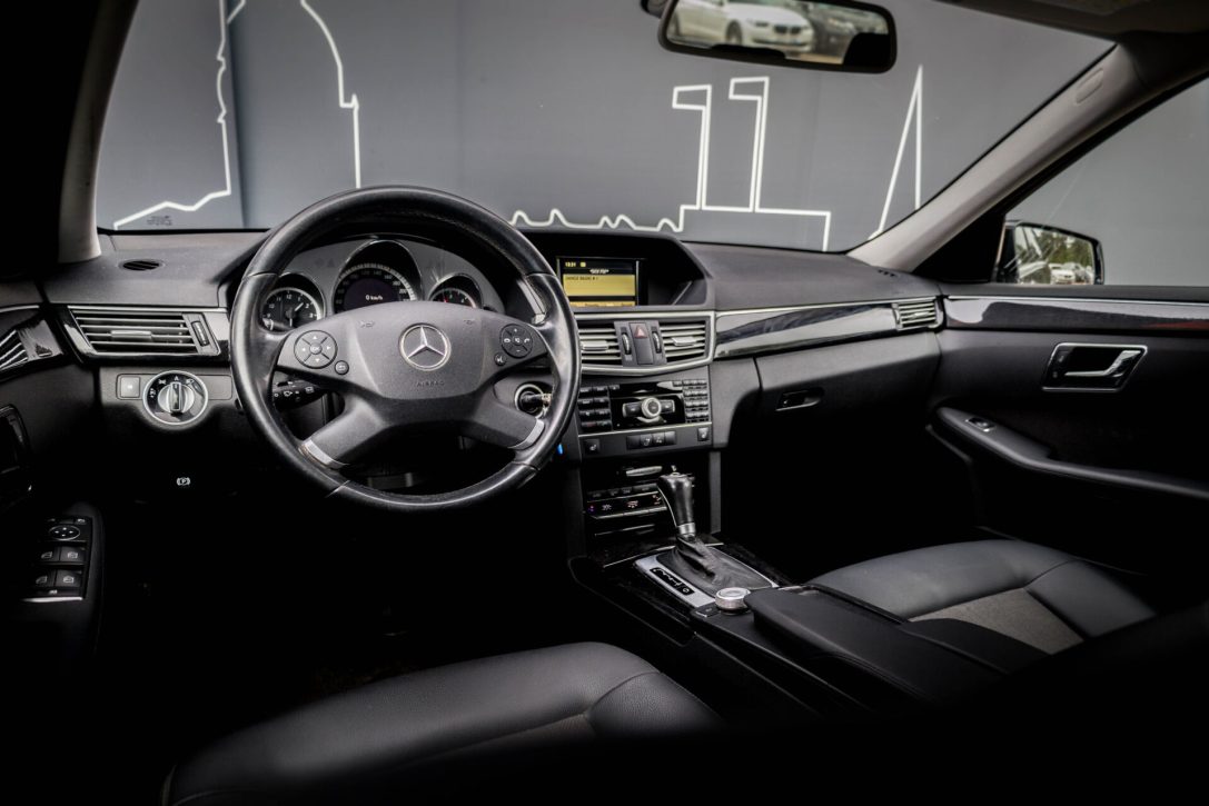 MERCEDES BENZ E200