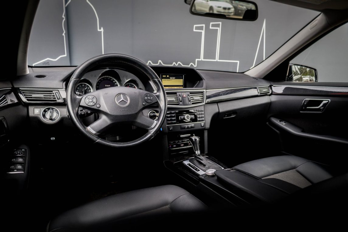 MERCEDES BENZ E200