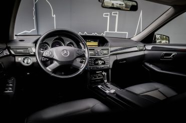 MERCEDES BENZ E200