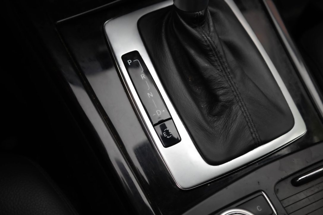 MERCEDES BENZ E200