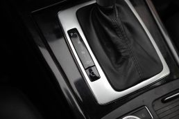 MERCEDES BENZ E200