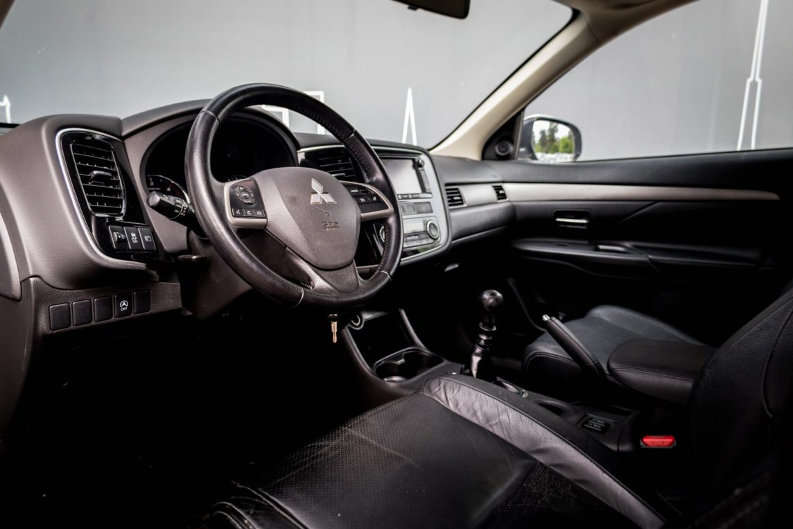 MITSUBISHI OUTLANDER