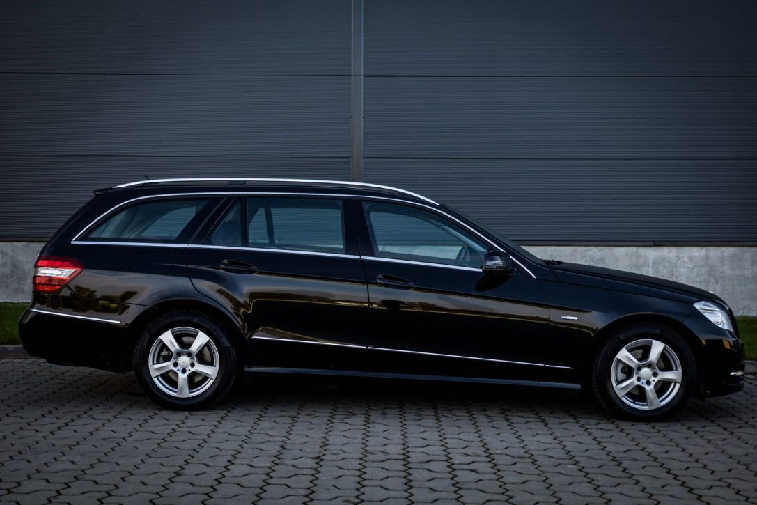 MERCEDES BENZ E200