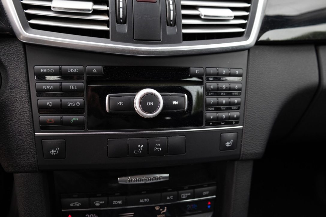 MERCEDES BENZ E200