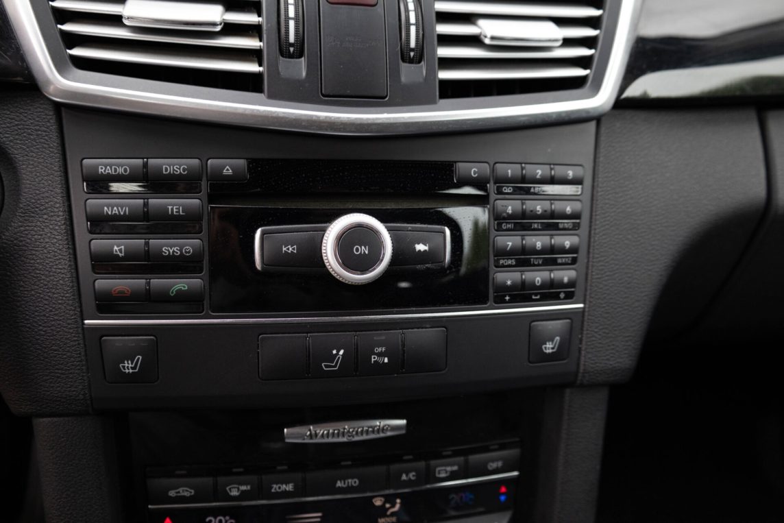 MERCEDES BENZ E200