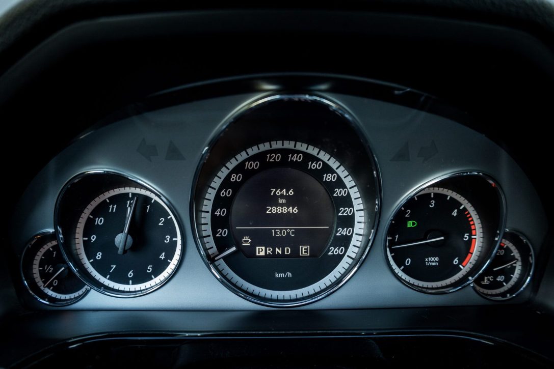 MERCEDES BENZ E200