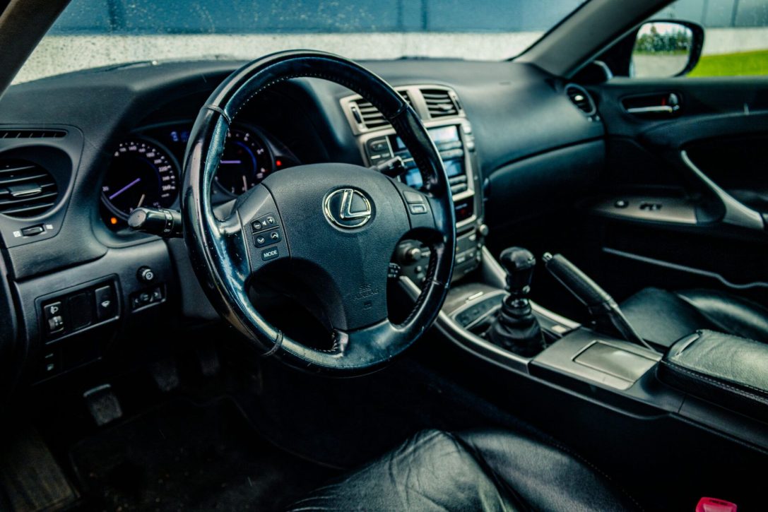 LEXUS IS 220