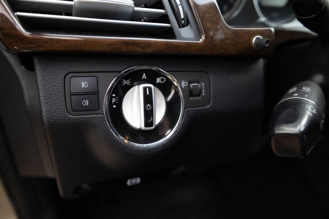 MERCEDES BENZ E200