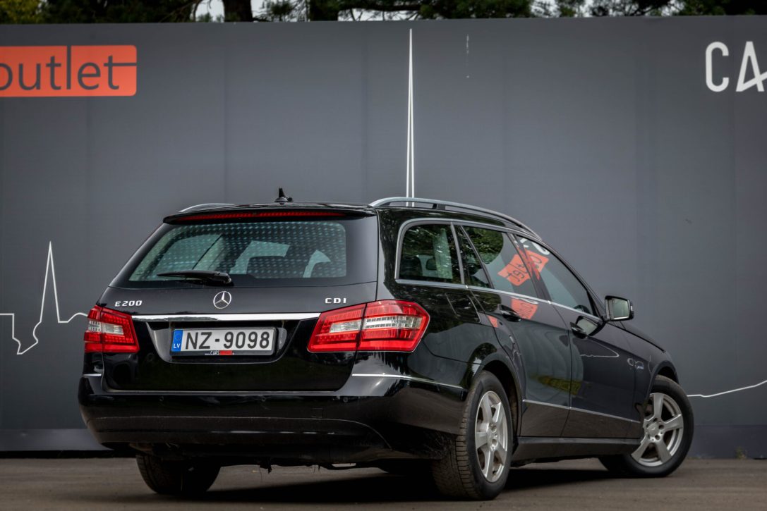 MERCEDES BENZ E200