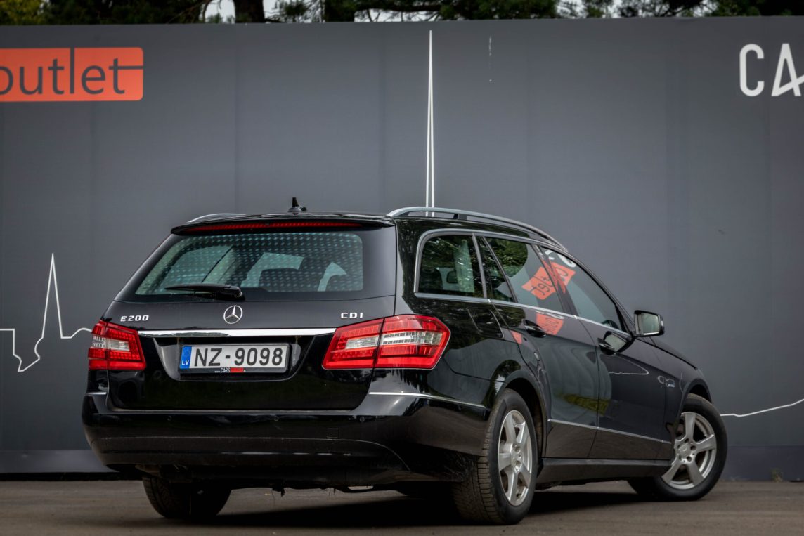 MERCEDES BENZ E200