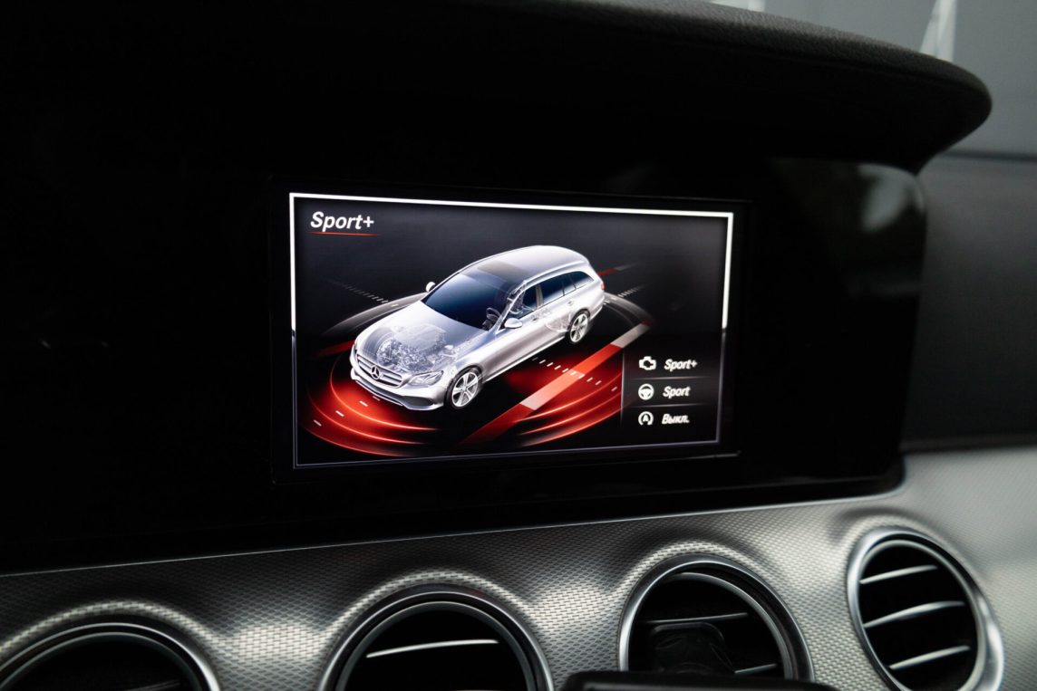 MERCEDES BENZ E220 D