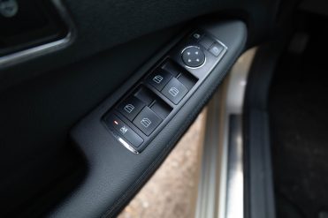 MERCEDES BENZ E200