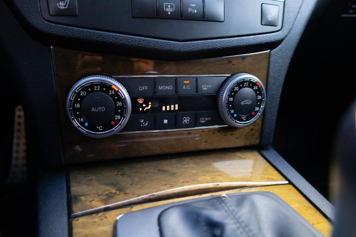 MERCEDES BENZ C320