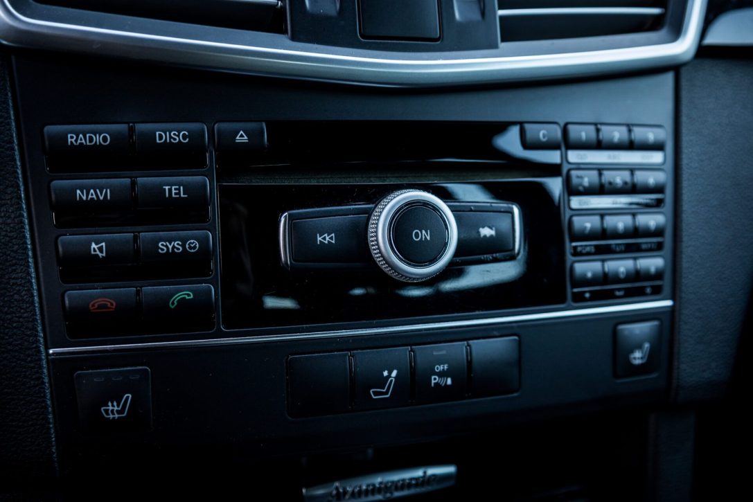 MERCEDES BENZ E200