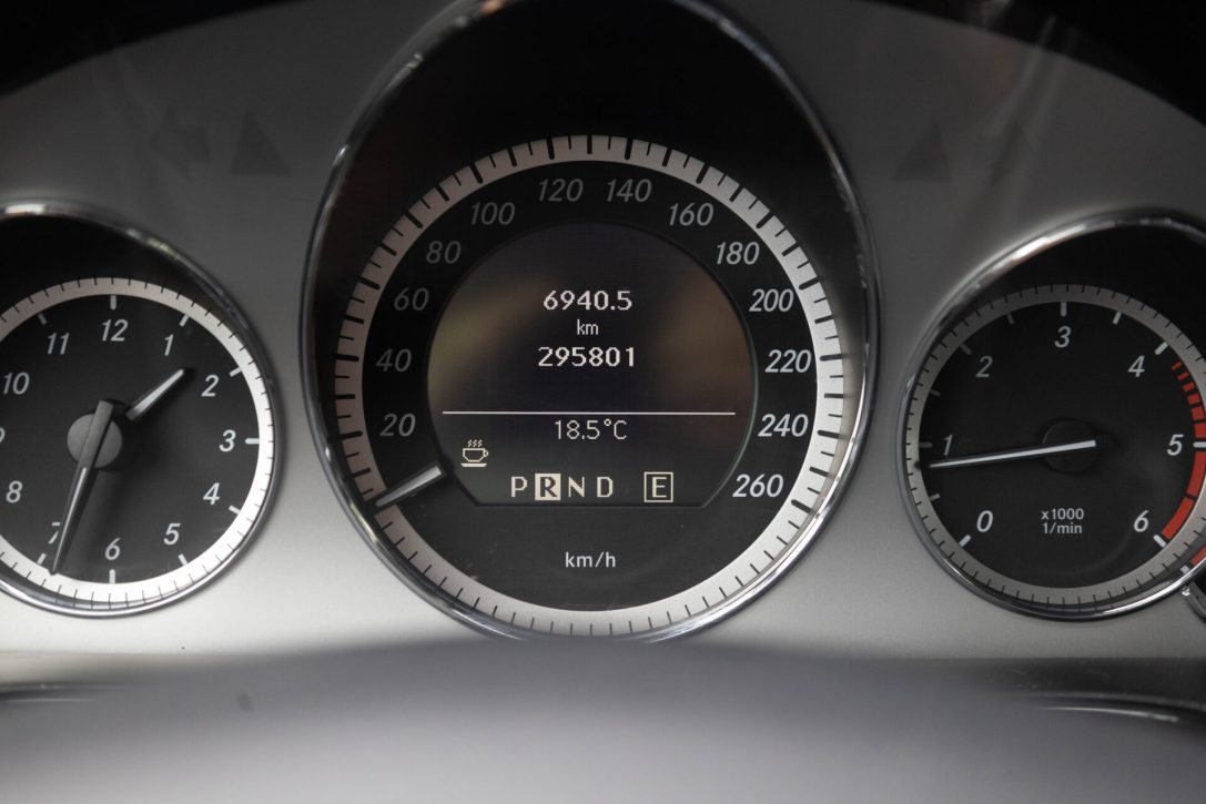 MERCEDES BENZ E200