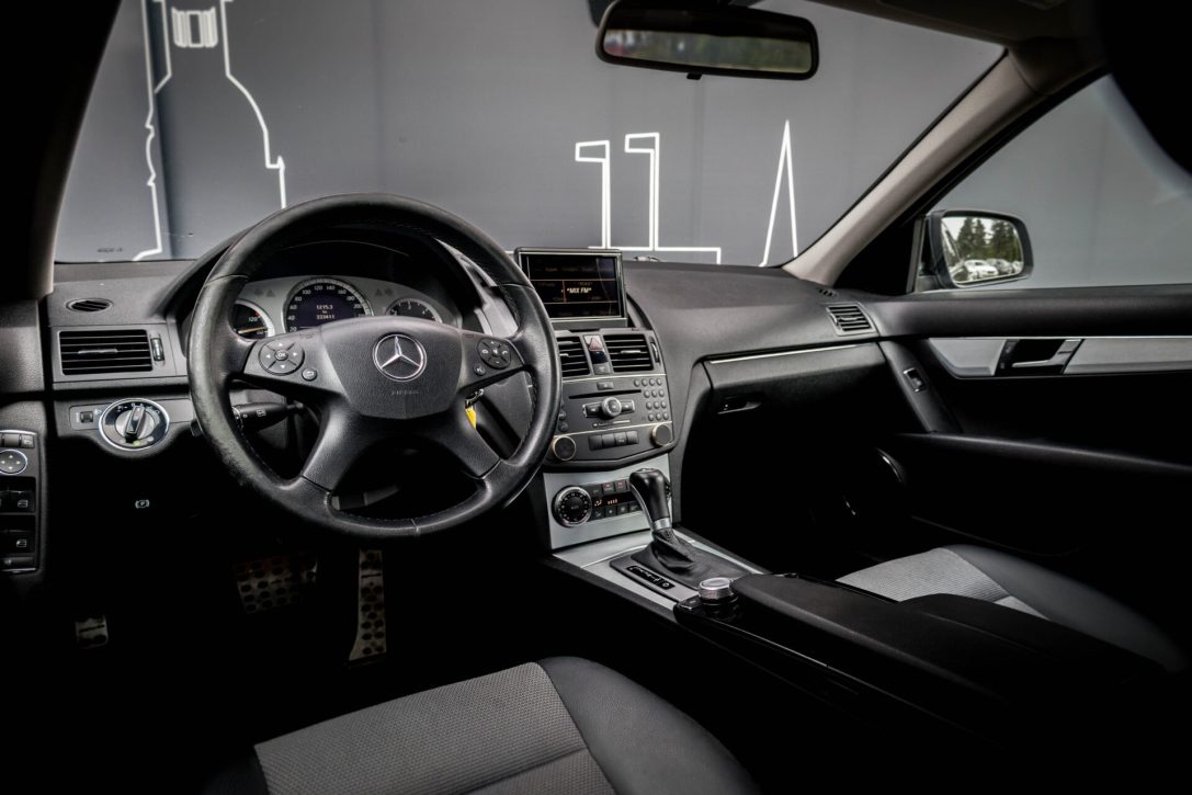 MERCEDES BENZ C320