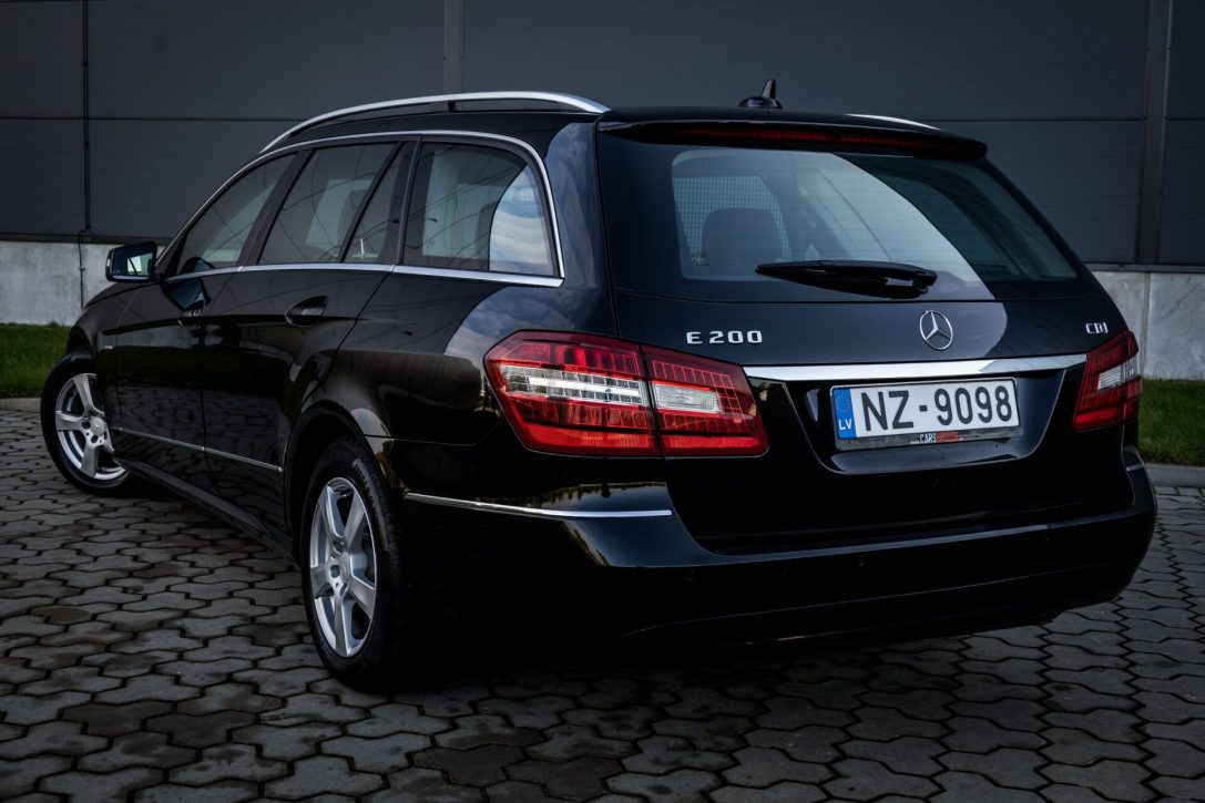 MERCEDES BENZ E200