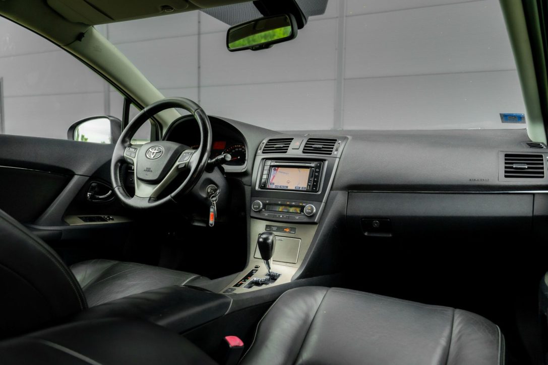 TOYOTA AVENSIS