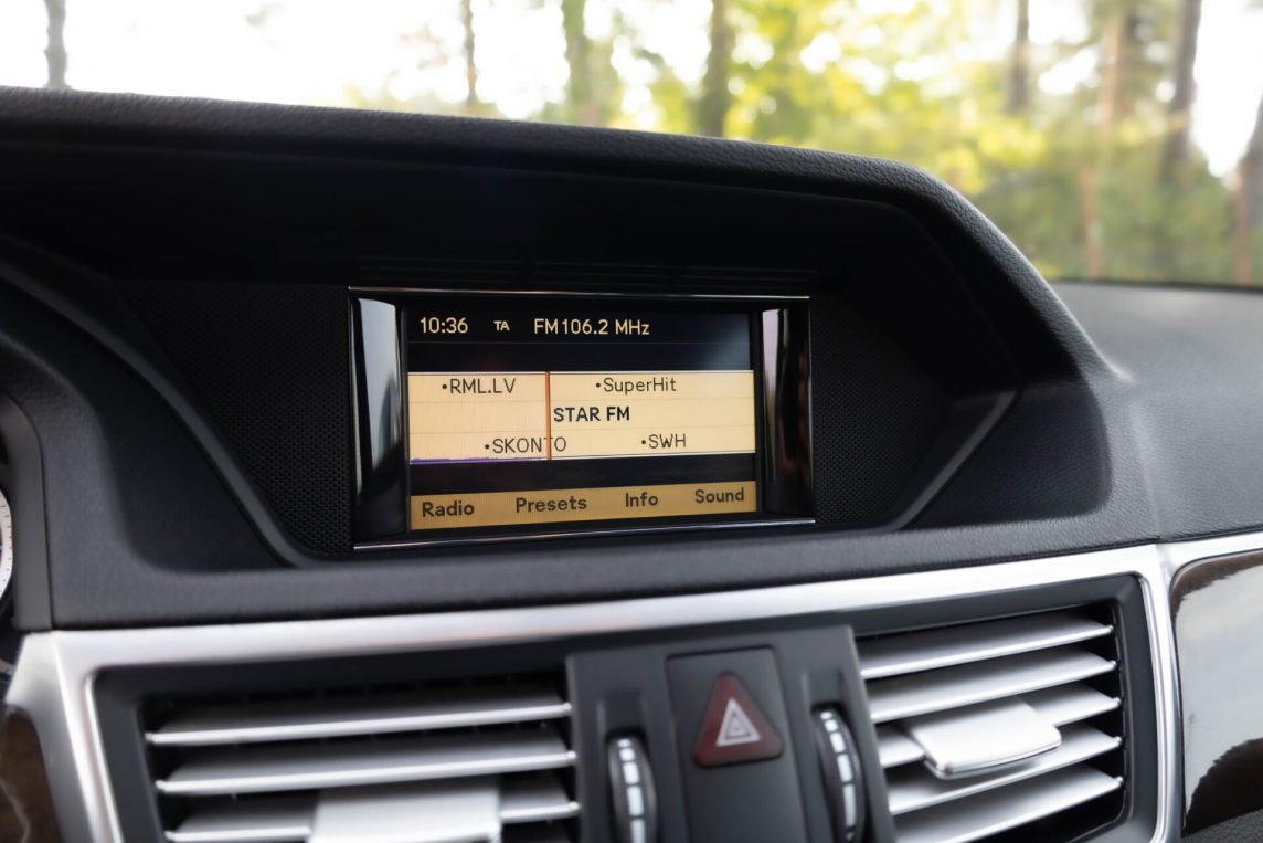 MERCEDES BENZ E200