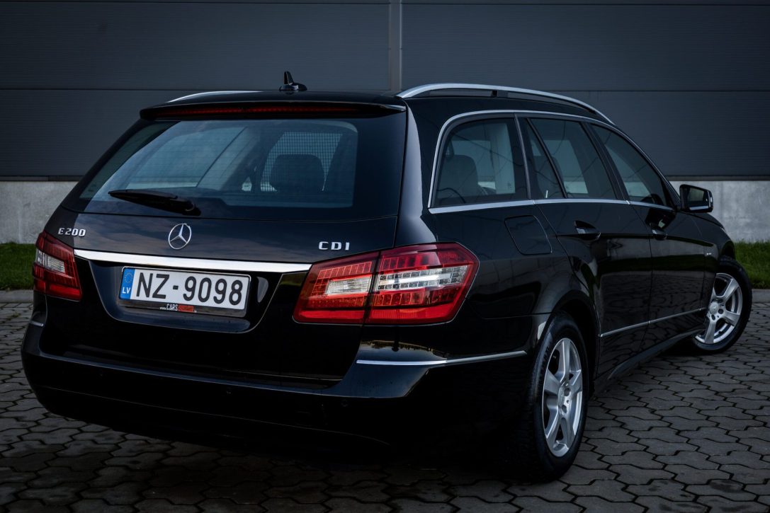 MERCEDES BENZ E200