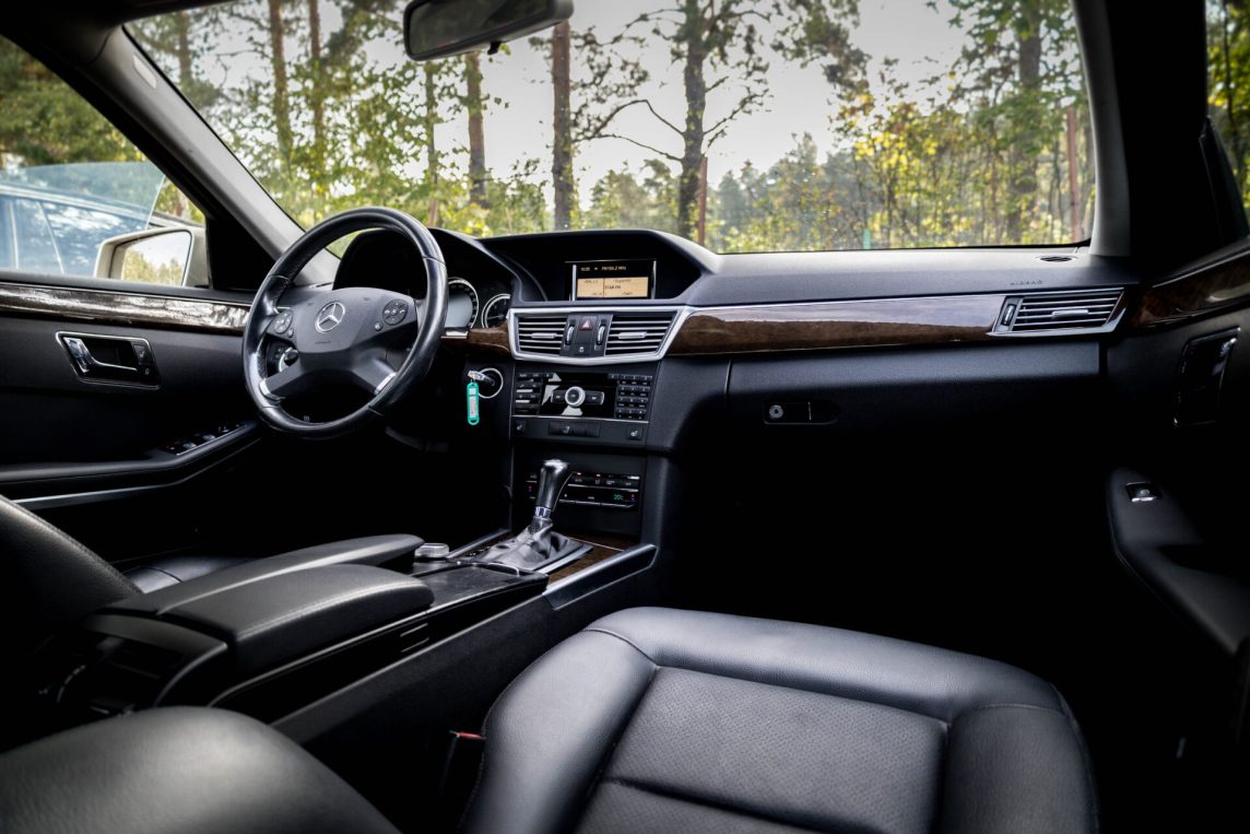 MERCEDES BENZ E200