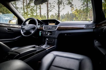 MERCEDES BENZ E200