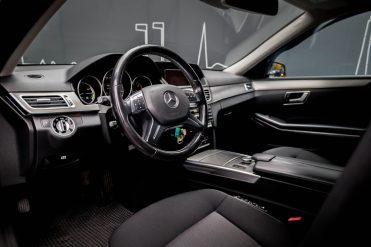 MERCEDES BENZ E300